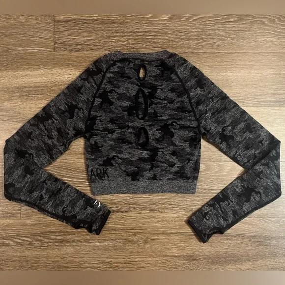 SOLD Gymshark Adapt Camo Seamless Long
Sleeve Keyhole Back Crop Top - Picture 5 of 5